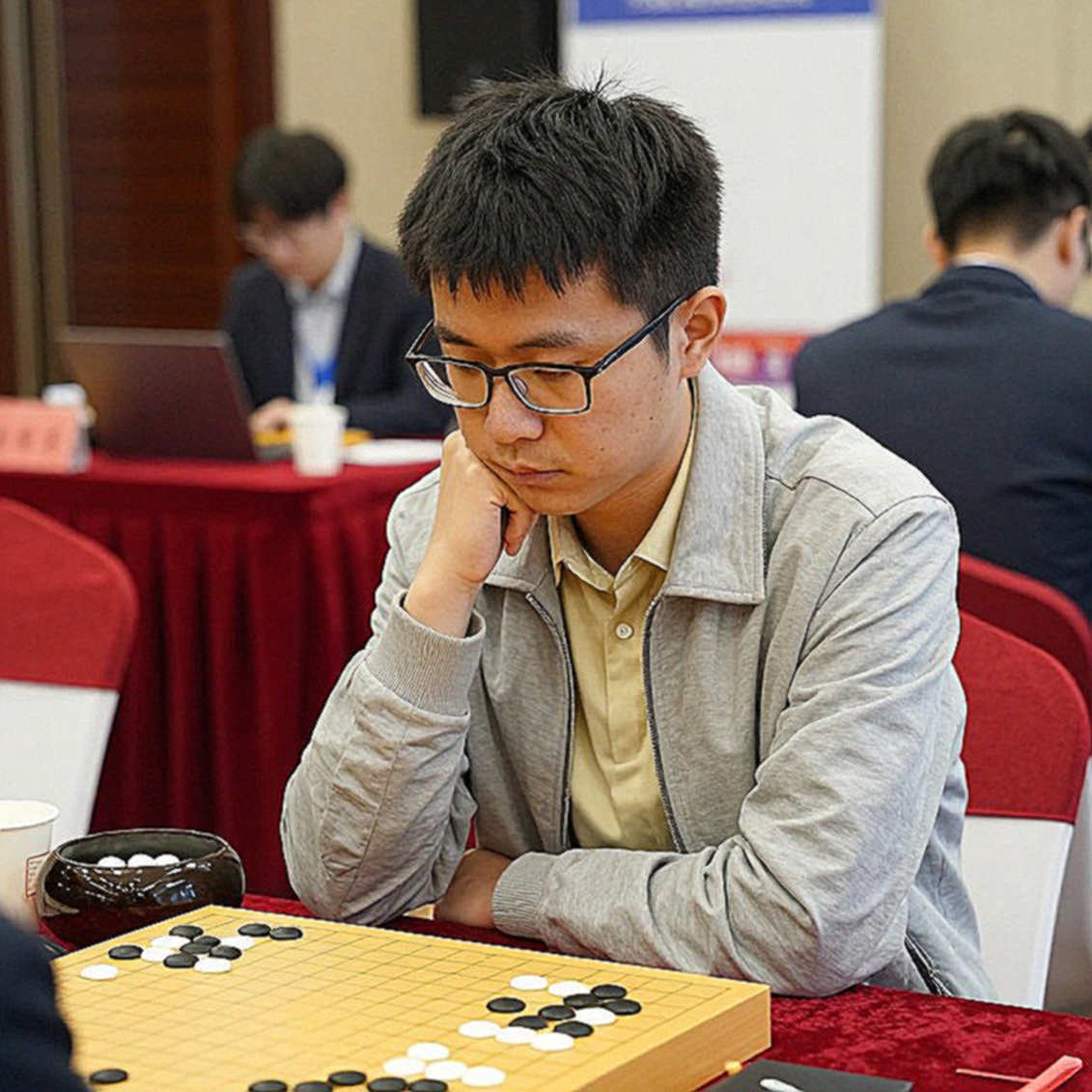 27 मिनिएचर, 10 ओपनिंग लेख और एक अनुपस्थित हर: ChessBase Magazine #225 का लेजर